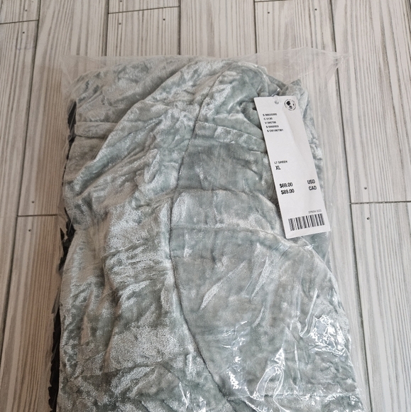 Urban Outfitters Kimchi Blue Jill Velvet Mini Dress in Light Green and Black NWT - Picture 14 of 16